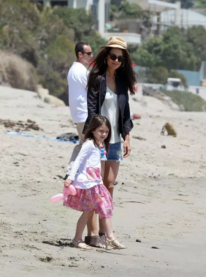Katie Holmes pasa un día de playa con Suri