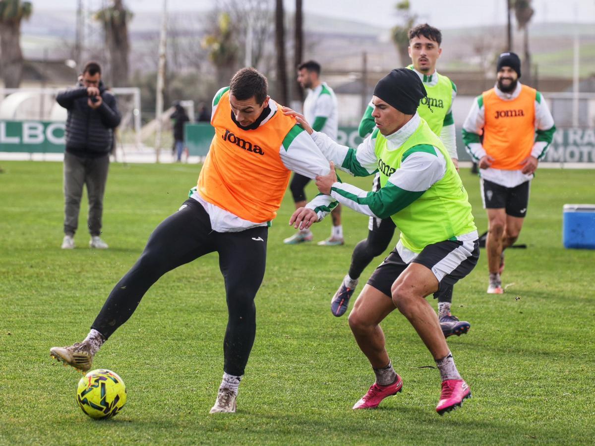 Adrián Fuentes protege el esférico ante la presión de Jan Salas, en un entrenamiento.