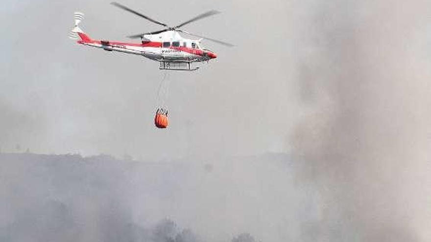 Un helicóptero en la extinción de un incendio. // Iñaki Osorio