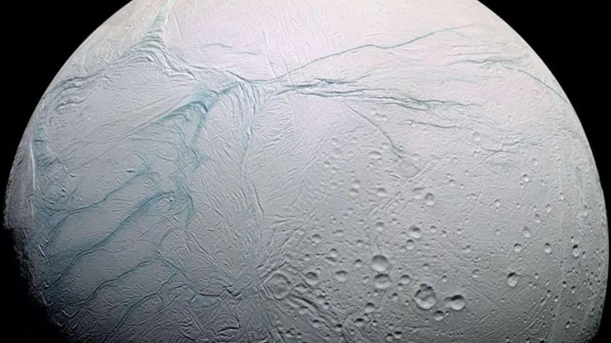 Encelado, la luna de Saturno, no solo es brillante y hermosa. Tiene un océano debajo de todo ese hielo, con presencia de elementos químicos imprescindibles para la vida.