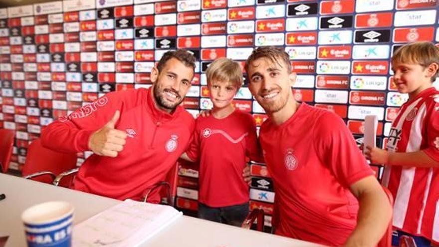 Marc Muniesa i Cristhian Stuani fent-se una foto amb un jove aficionat, ahir a Montilivi.