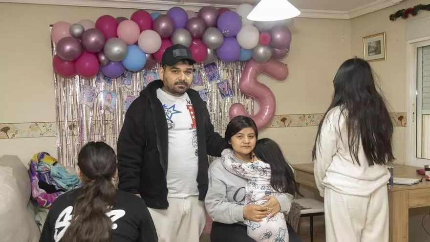 Tres hijas, embarazada y quince días para abandonar el piso: la historia del desahucio de Sergio y Mari Cielo en Alicante