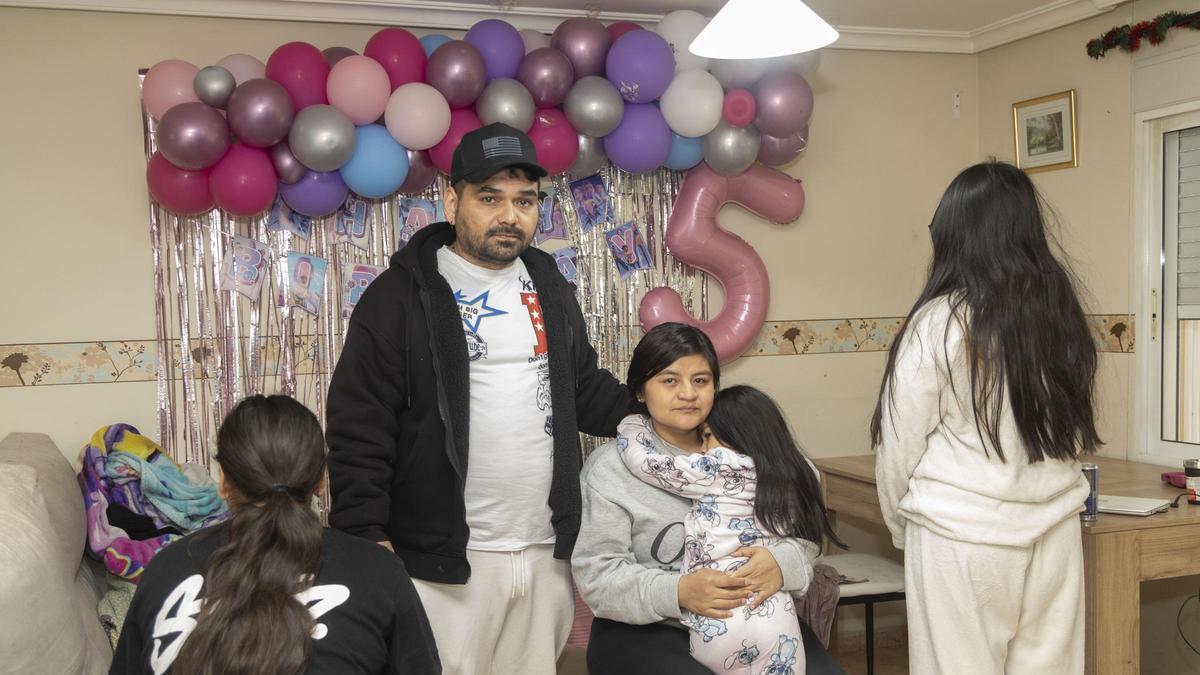 Sergio y Mari Cielo, junto a sus tres hijas menores en la casa en la que han vivido de alquiler en Virgen del Remedio.
