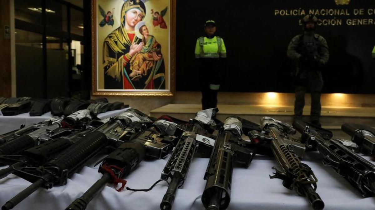 Armas y explosivos de la guerrilla colombiana FARC.