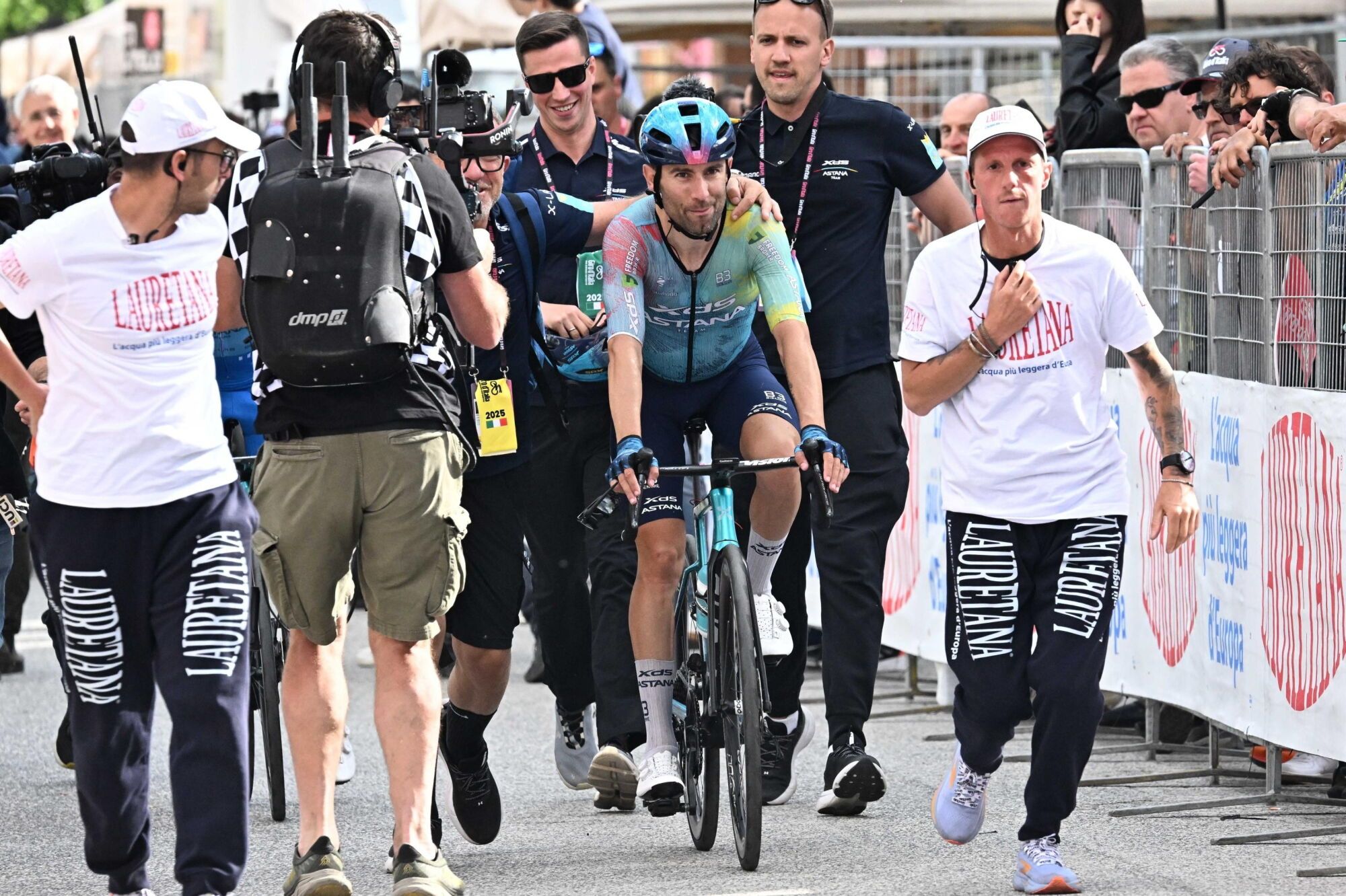 CASTELRAIMONDO (Italy), 17/05/2025.- Italian rider Diego Ulissi of Xds Astana Team to crosses the finish line of the 8th stage of the 108 Giro d'Italia 2025, cycling race over 197 km from Giulianova to Castelraimondo, Italy, 17 May 2025. (Ciclismo, Italia) EFE/EPA/LUCA ZENNARO
