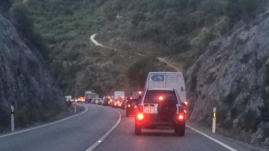 Retenciones esta mañana debido al accidente en la carretera que une Monda y Ojén.