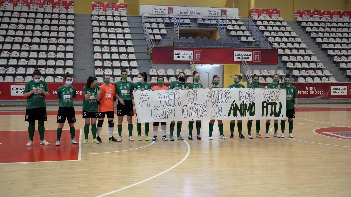 Las jugadoras del Bembrive muestran una pancarta en apoyo a &quot;Pitu&quot;. // M. Canosa