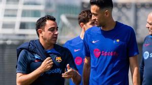 Xavi charla con Busquets en un entrenamiento en la ciudad deportiva del Barça.