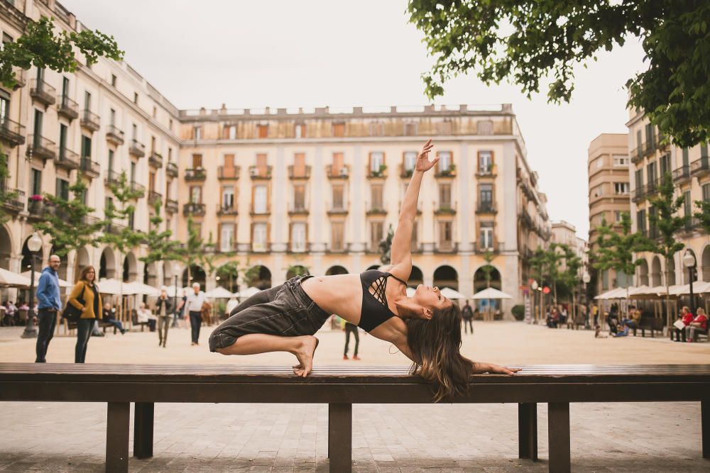 Gabriela Gadalmes és observada per dues persones mentre balla a la plaça Independència