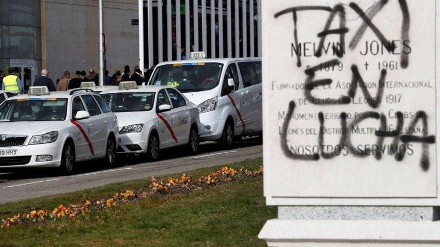 Taxistas de Madrid bloquean la entrada del cementerio de la Almudena