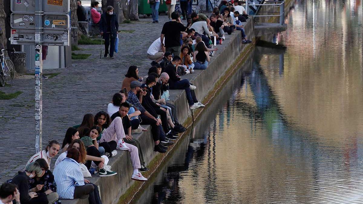 Gente disfrutando del sol, en el Sena, ayer