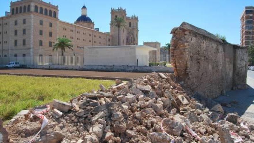 Tramo del muro que se ha desplomado sobre la acera.