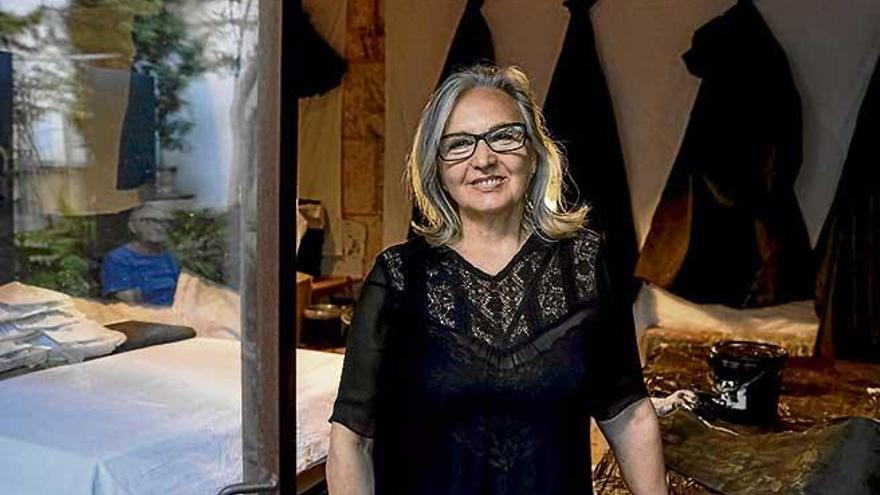 La artista Teresa Matas, que presentará tres piezas de papel.