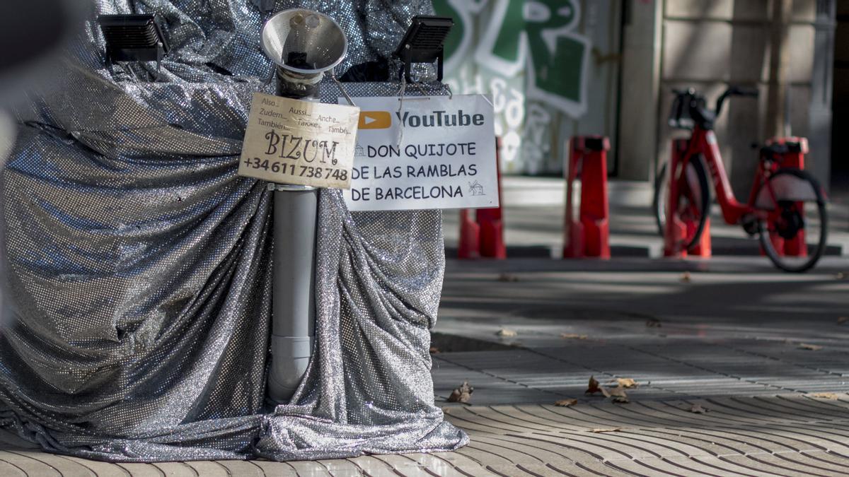 Barcelona 01.11.2022. Barcelona. Una de las estatuas humanas que trabaja al final de la Rambla, autodenominado ‘Quijote de la Ramblas’, aceptando colaboraciones via Bizum. Fotografía de Jordi Cotrina