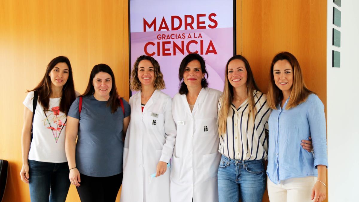 Las cuatro participantes en el encuentro «Madres gracias a la ciencia» junto a la codirectora médica de Grupo IB, la doctora Andrea Bernabeu, y la psicóloga Natalia Romera.