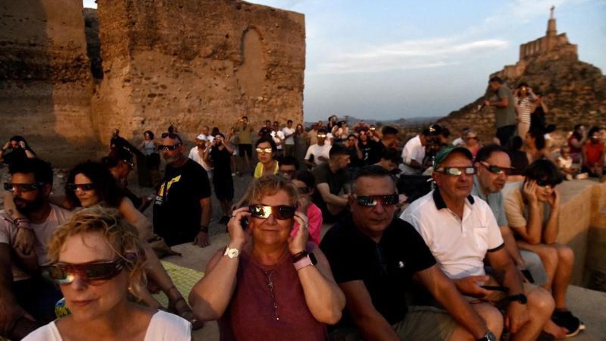 Un grupo de visitantes espera el eclipse desde el Palacio IBN Mardanis