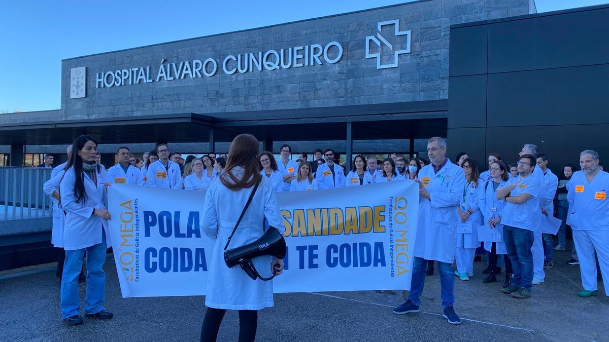 Concentración de médicos, este miércoles, ante el hospital Álvaro Cunqueiro.