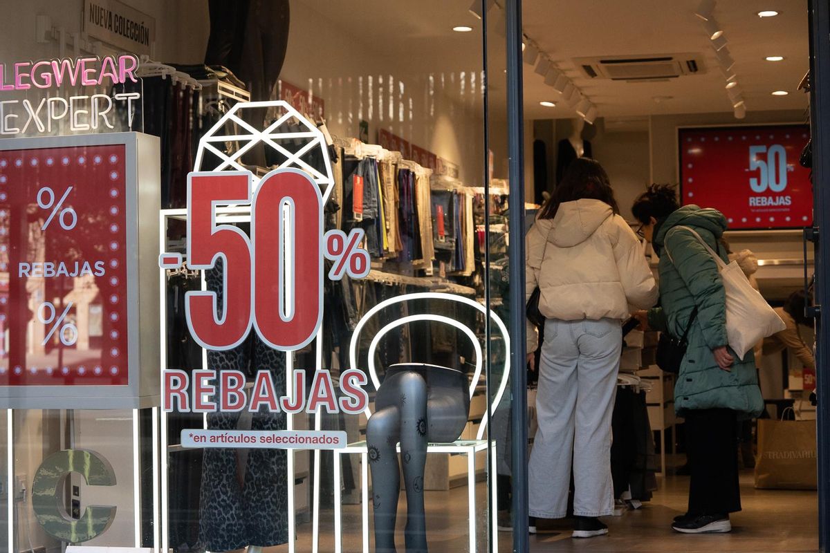 Varias clientas en uno de los comercios que abrieron este pasado domingo 7 de enero