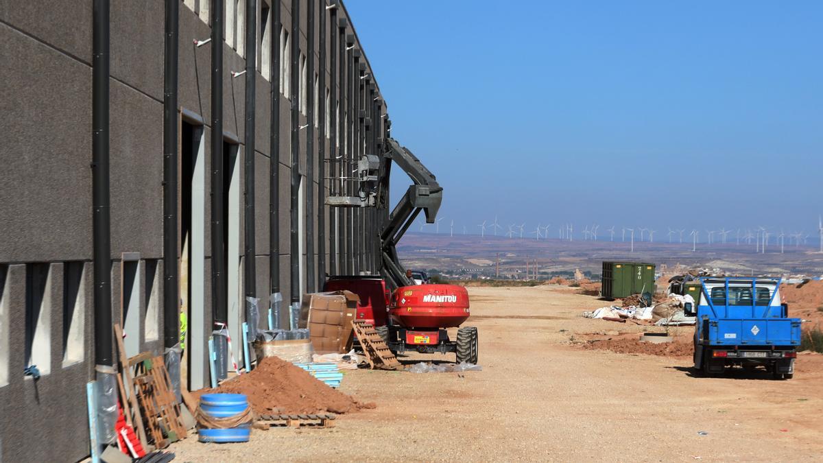 La nave del taller de reparación, de 14.000 metros cuadrados, está muy avanzada.