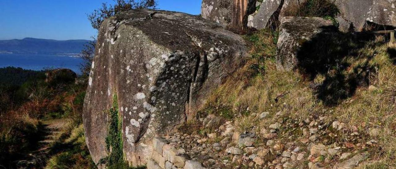 Restos de la muralla de la fortaleza de Lobeira que salieron a la luz en las excavaciones realizadas entre 2008 y 2009. // Iñaki Abella