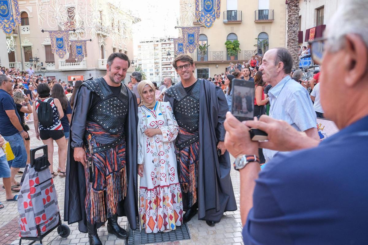 El alcalde, Pablo Ruz, y el concejal Juan de Dios Navarro, antes del desfile.