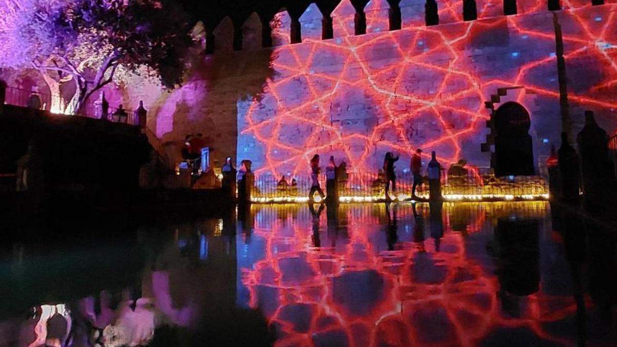 Visitantes, durante el espectáculo 'Naturaleza Encendida' en el Alcázar.