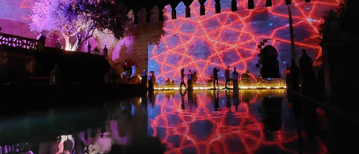 Visitantes, durante el espectáculo 'Naturaleza Encendida' en el Alcázar.