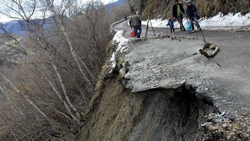 Una avalancha aísla a los 15 vecinos de un pueblo en Llavorsí