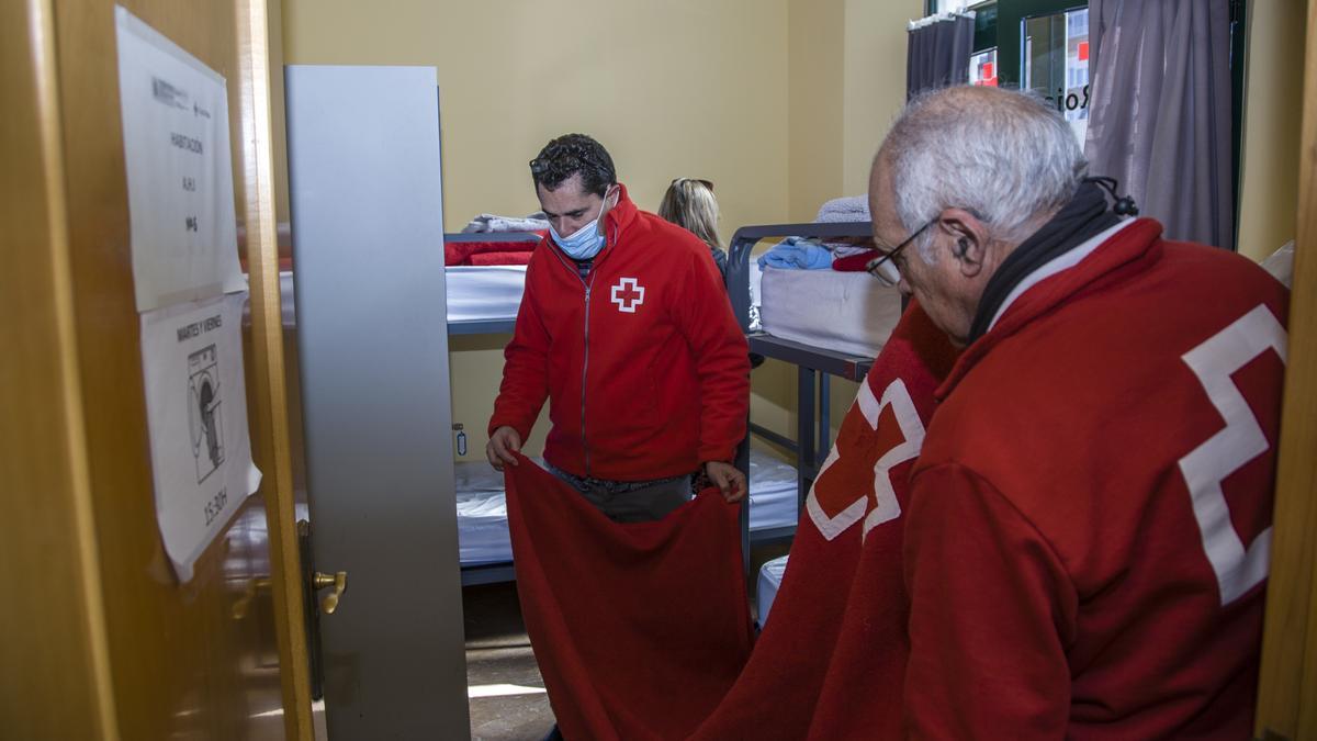 Una de las habitaciones para pernoctar en el albergue de Cruz Roja en Alcoy.