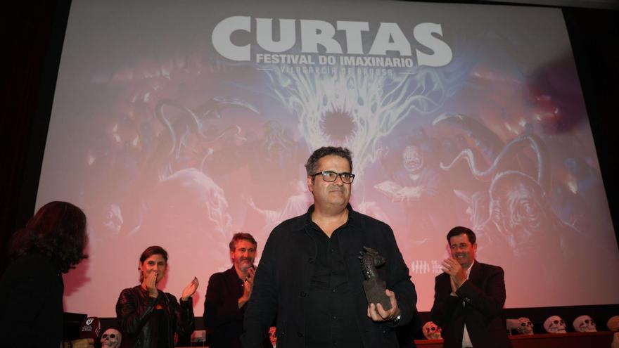 Tomás Hijo, tras recoger su galardón en el Salón García. | |