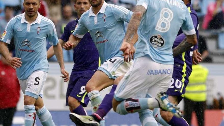 Segi conduce el balón entre Marcelo Díaz y Pablo Hernández. // Grobas