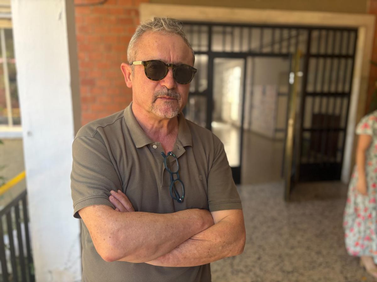 Óscar corte a puerta del colegio El Parque, en Blimea