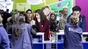 Estudiantes y orientadores en el Saló de l’Ensenyament, en una edición anterior.