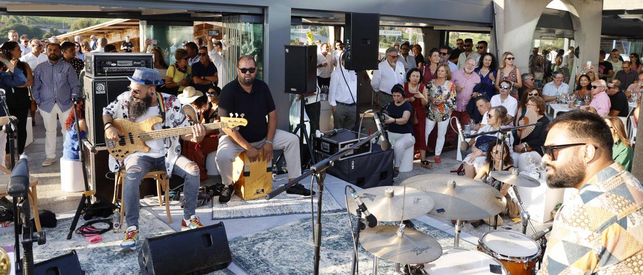 Un momento de la actuación musical ofrecida ayer en Martín Códax.