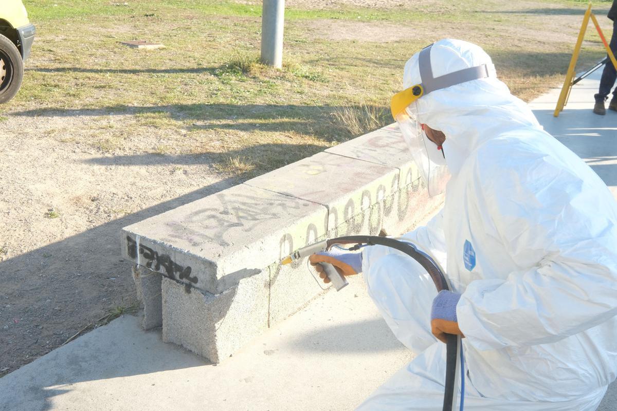 Neteja d’un grafiti per part de l’equip de treball.