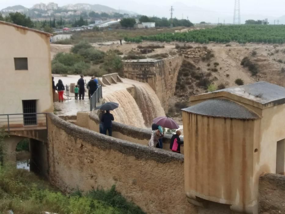 La gran cantidad de agua se debe a que el pantano de Tibi está desbordado y a la lluvia caída en Xixona y La Torre de les Maçanes