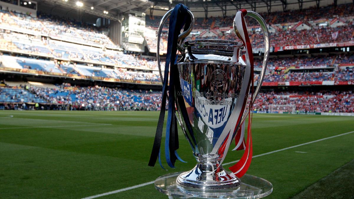 La copa de la Champions League vista antes del comienzo de la final que enfrentará al Inter de Milán y al Bayern de Munich hoy, sábado, 22 de mayo de 2010, en el estadio Santiago Bernabeu, en Madrid