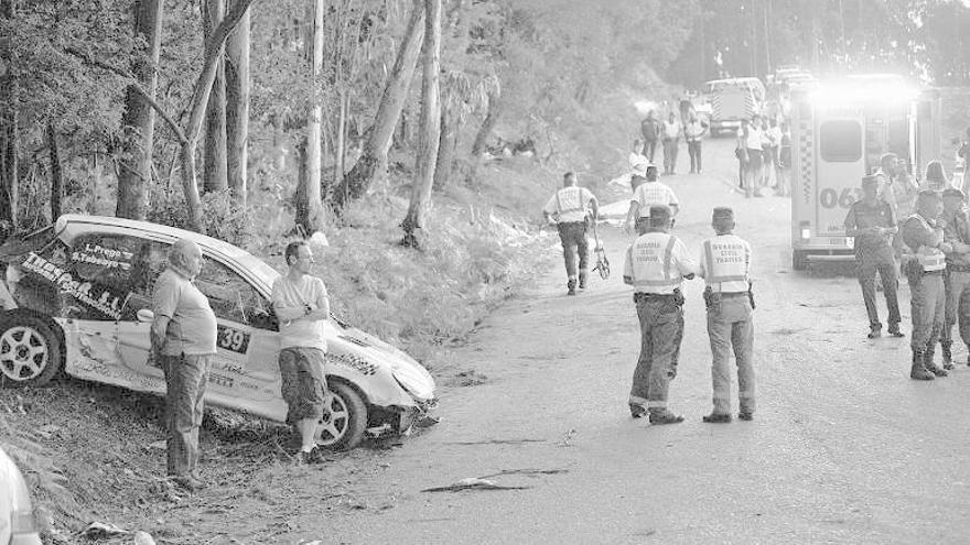 Agentes, voluntarios y sanitarios tras el accidente de Carral. // J. Roller