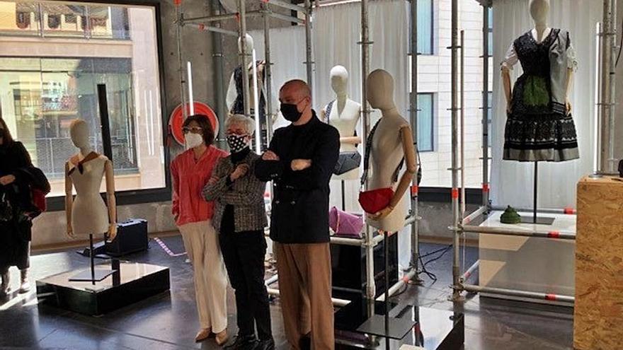 La directora de Asturex, Teresa Vigón, junto a la bordadora Gloria Galguera y a Héctor Jareño, de Reliquiae, participantes en “Madrid es Moda”. | Asturex