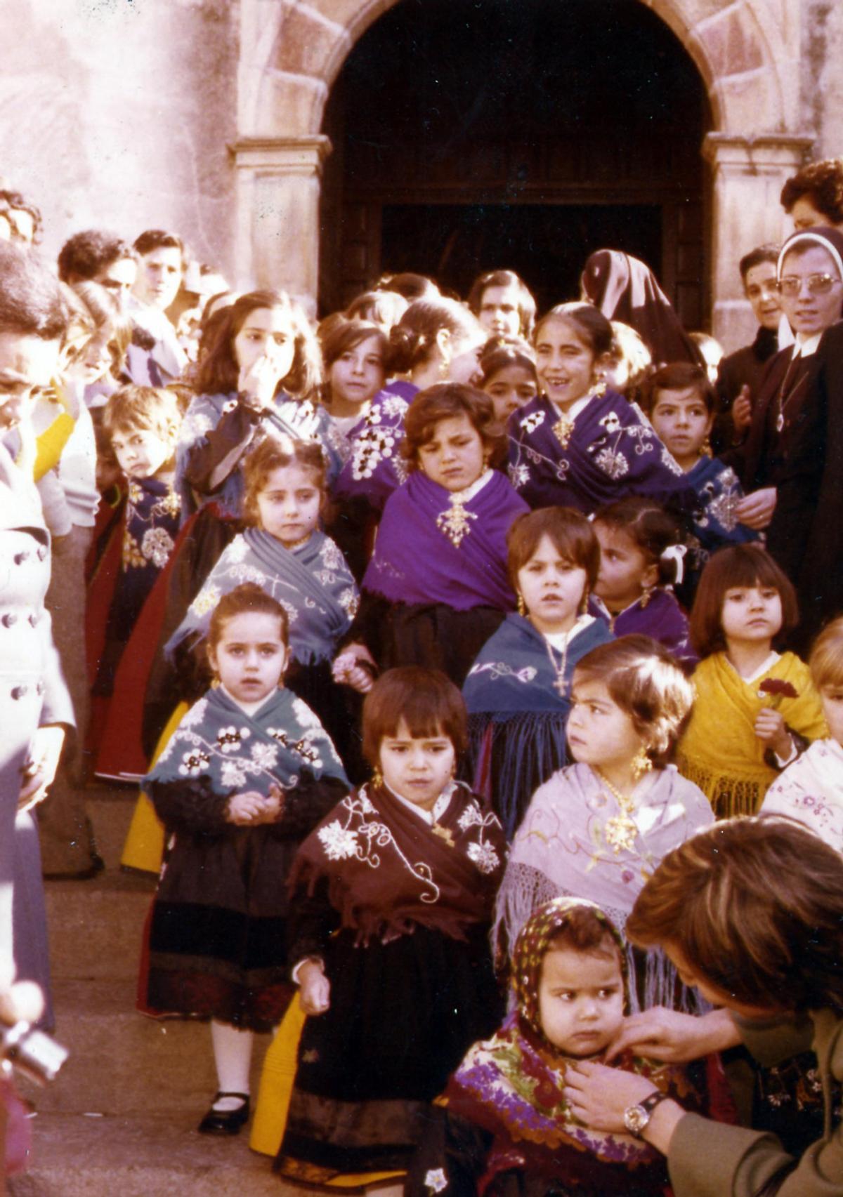 Imagen histórica de los niños participando en la ofrenda.