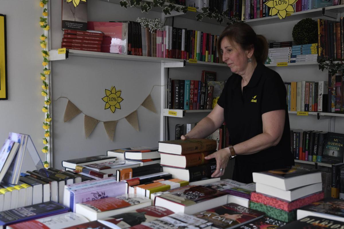 Feria del libro. Pregón a cargo de Dolores Fidalgo sobre Margarita Ferreras. Fotos del pregón y ambiente. La primera presentación es las 19.00 horas y lo presenta Ana Arias