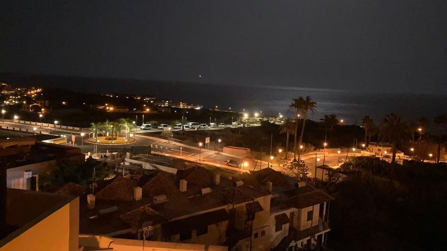 Las calles de La Gomera se dividen entre la luz y la oscuridad