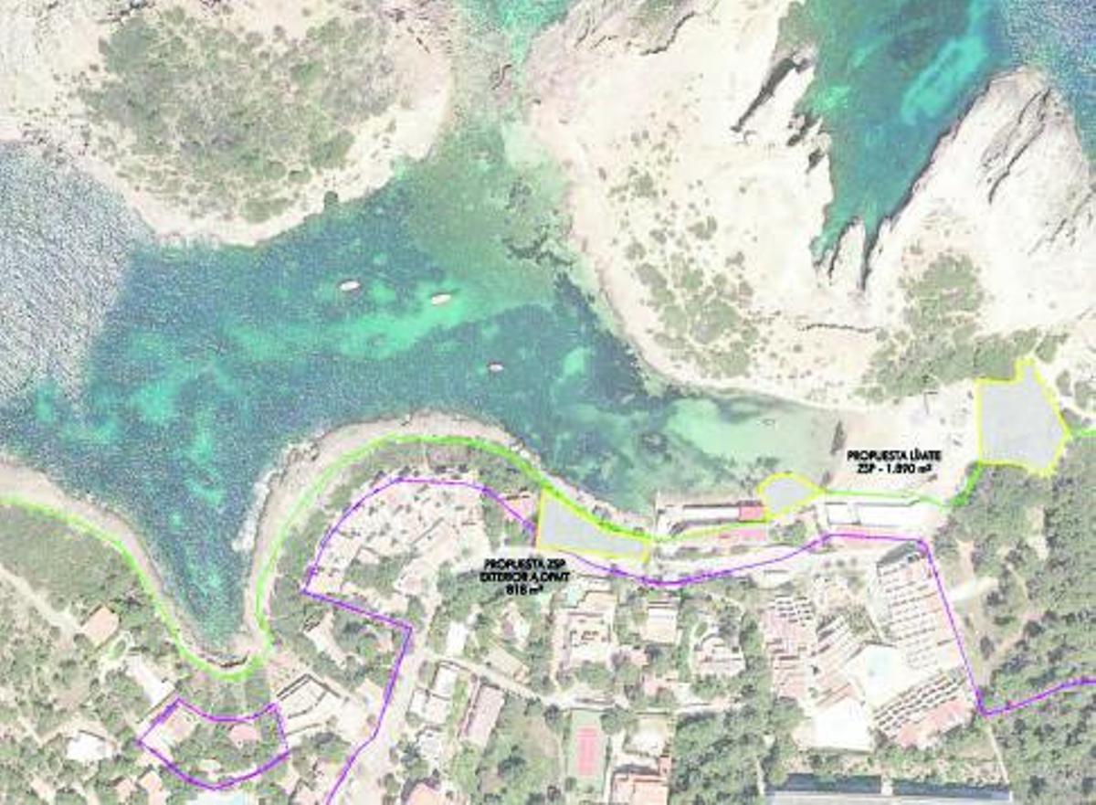 Marina seca, rampa y aparcamiento para remolques en el puerto de Portinatx y, a la derecha, la rampa proyectada en la zona de Cala Gració, junto a la desaladora. | P.G.P.B.