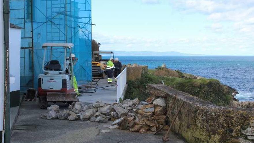 Obreros trabajando, ayer, en la zona afectada.