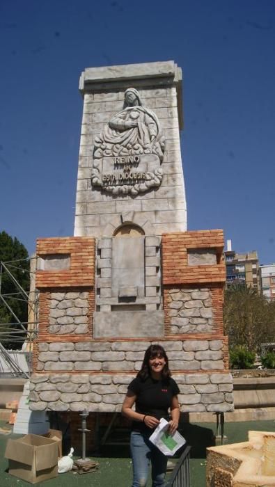 Montaje del monumento 'Los Jardines del Rey Lobo' en la plaza Circular de Murcia