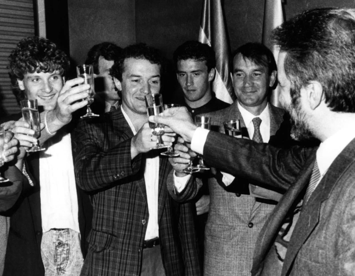Pedro de Silva brinda con el capitán del Oviedo, Vili; con el entrenador, Miera, y con Elcacho, con Bango y Zubeldia detrás, en la recepción en Presidencia del Principado.