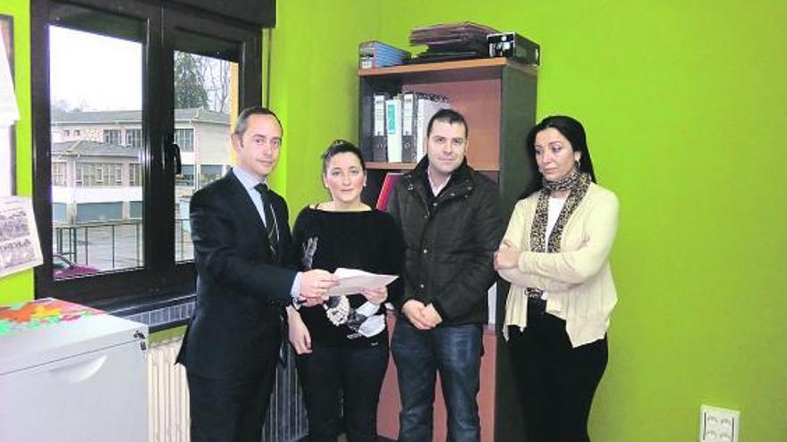 Antonio Blanco, María Hórreo, gerente de «Emburria»; el alcalde, José Manuel González, y la teniente de alcalde, Marifé Gómez, ayer, en Cangas de Onís, tras la firma del convenio.