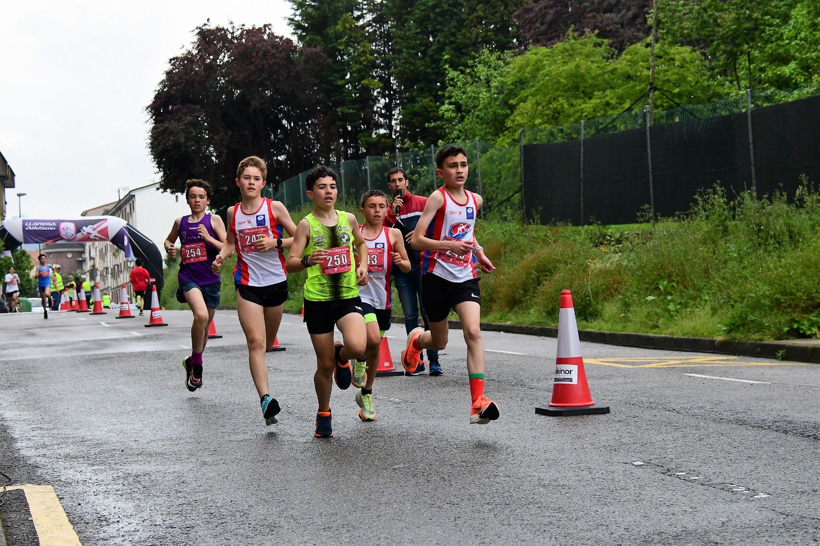 Moha Bakkali y Mariam Benkert se imponen en una competición que fue "una fiesta del atletismo"