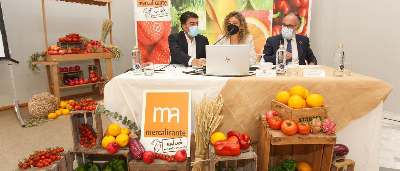 El Alcalde de Alicante, Luis Barcala; la directora de Mercalicante, Dolores Mejía; y el presidente de Mercasa, José Ramón Sempere.