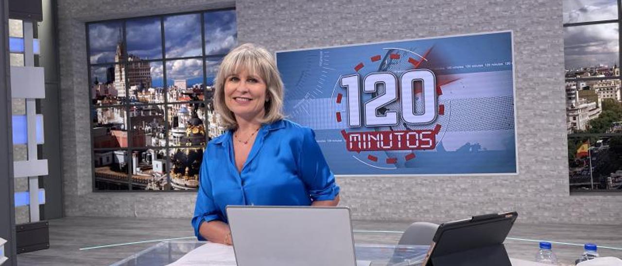 La periodista María Rey, en el plató del programa “120 minutos”.